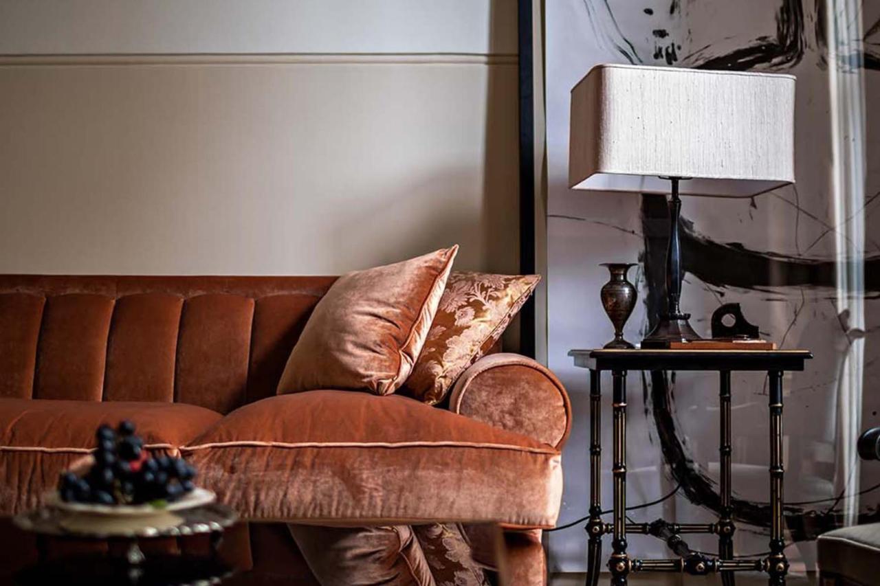 Nomad London酒店 外观 照片 A velvet sofa