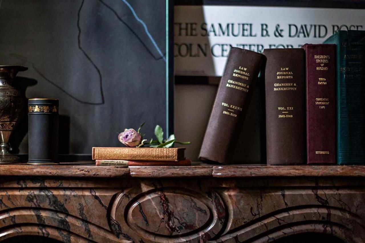 Nomad London酒店 外观 照片 Books on a fireplace mantel