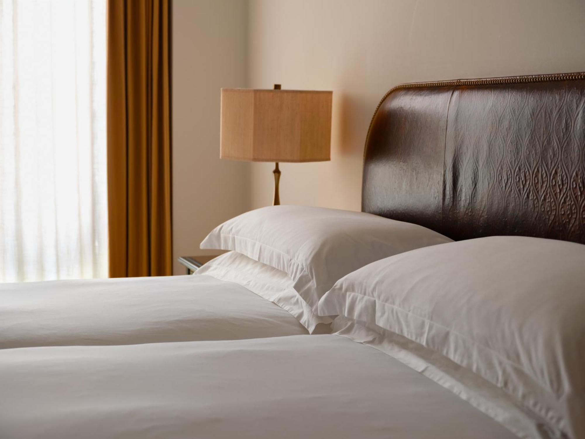 Nomad London酒店 外观 照片 A bed with two pillows