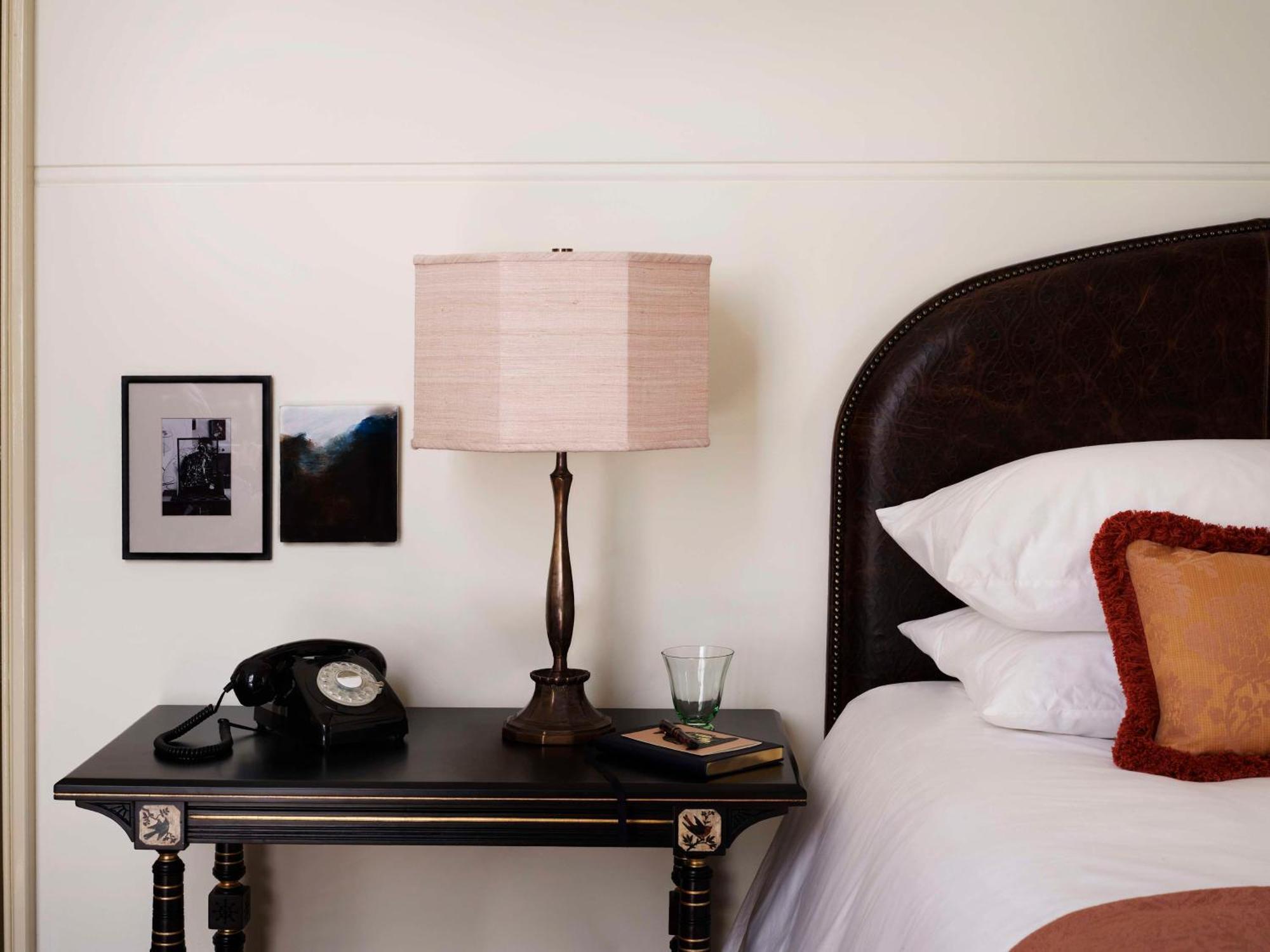 Nomad London酒店 外观 照片 A bedside table