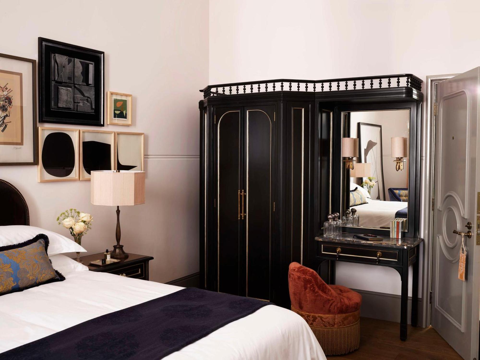 Nomad London酒店 外观 照片 A bedroom at the Mandarin Oriental, Singapore