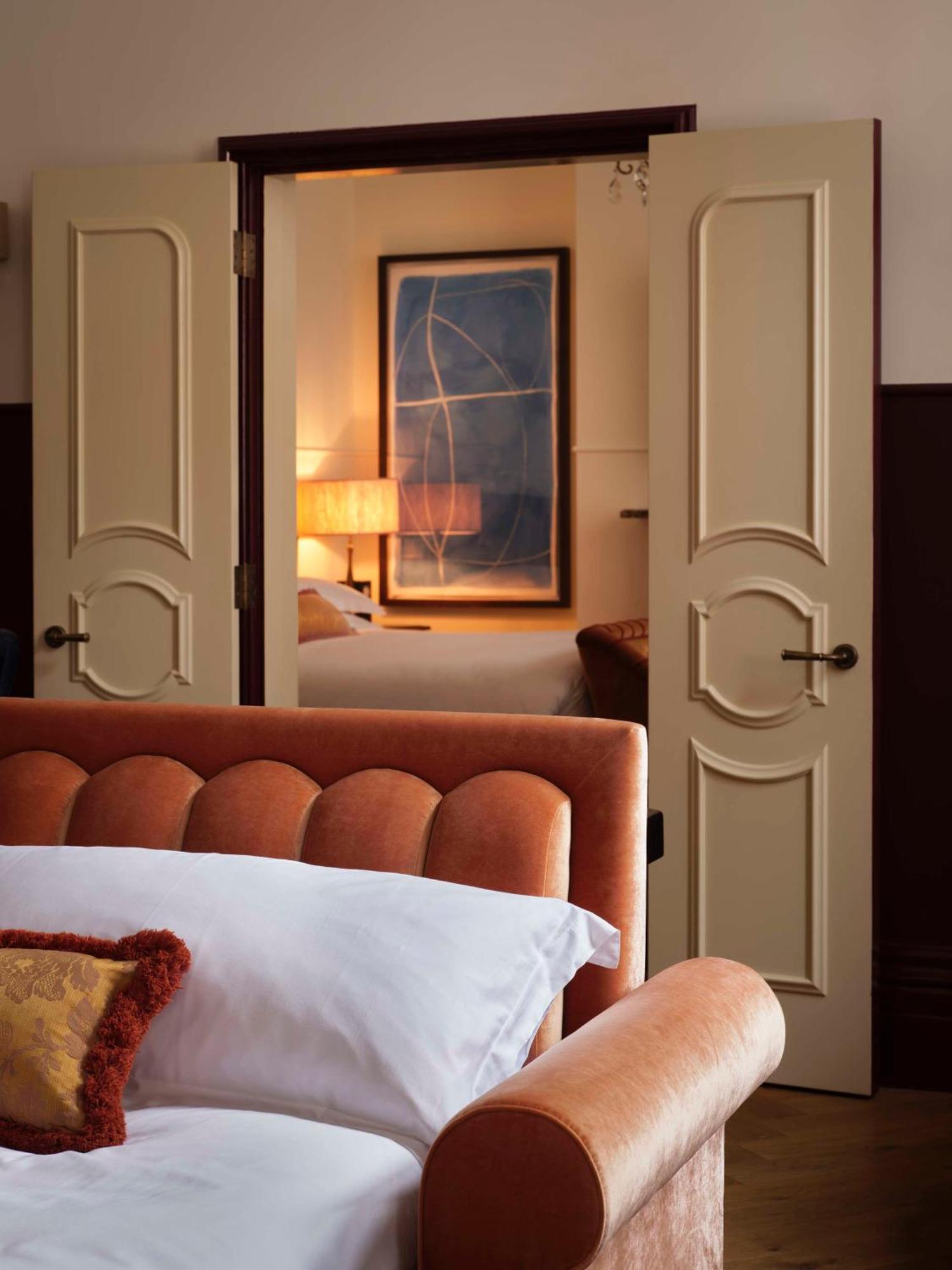 Nomad London酒店 外观 照片 A bedroom at The Ritz-Carlton, Dubai
